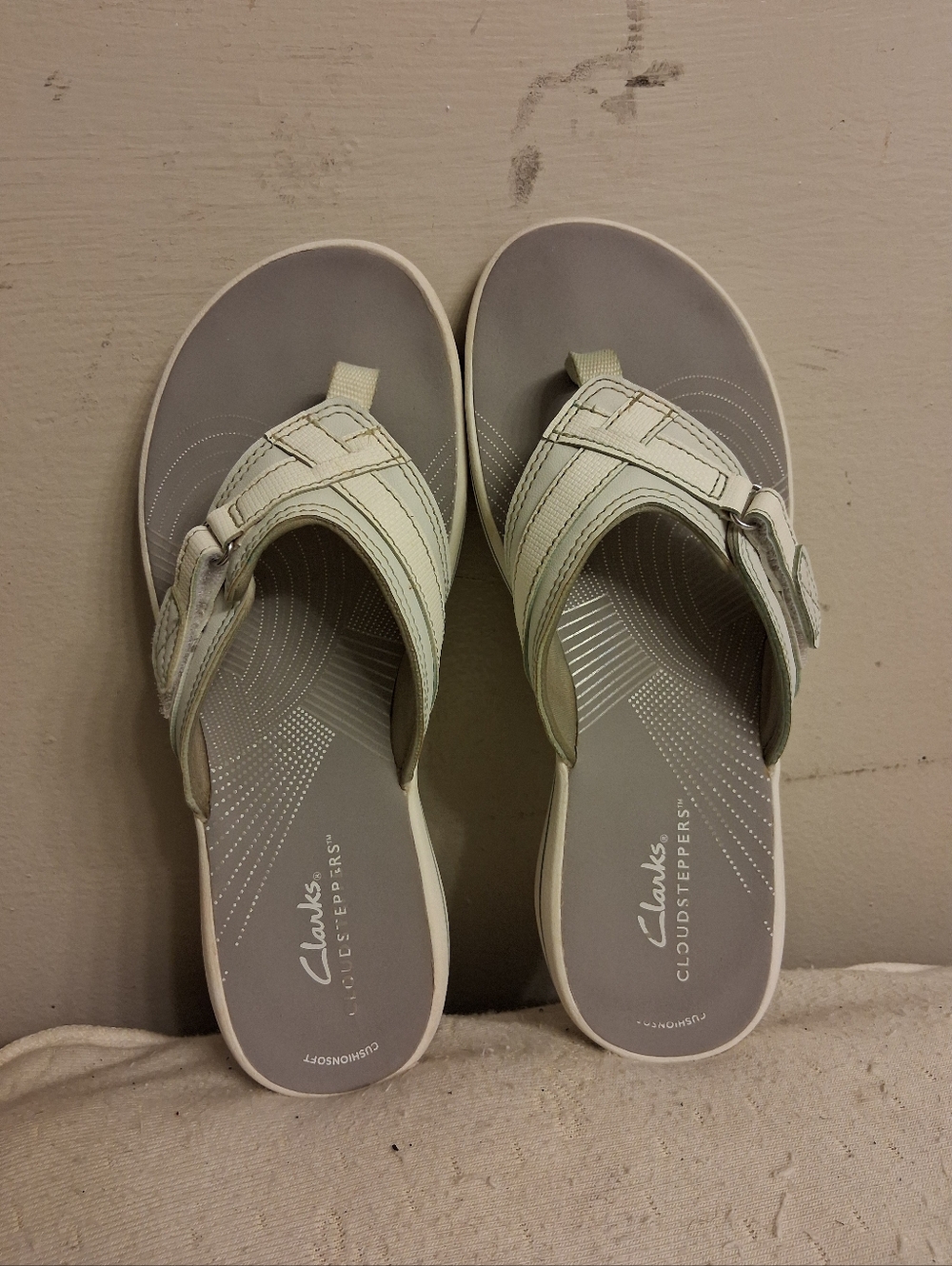 Womens Clarks Cloudsteppers Gray & White Thong Sandals Size 7 M